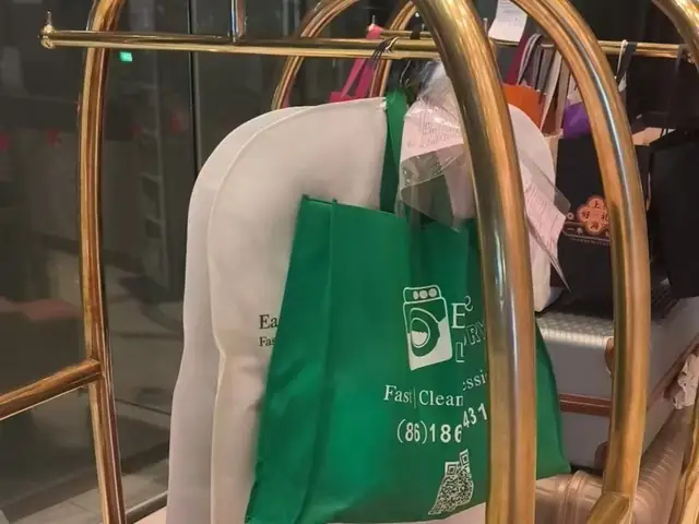Garment bag at the hotel bell cart – Easy Life Laundry